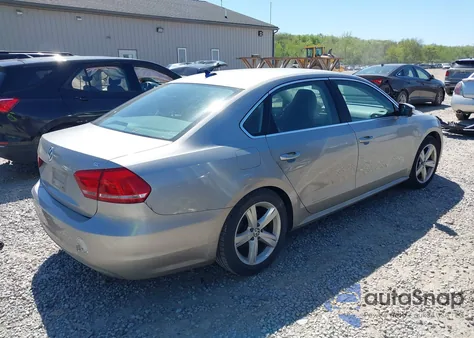 2012 Volkswagen Passat 2.5L Se z USA, uszkodzony, nr VIN 1VWBP7A3XCC002571